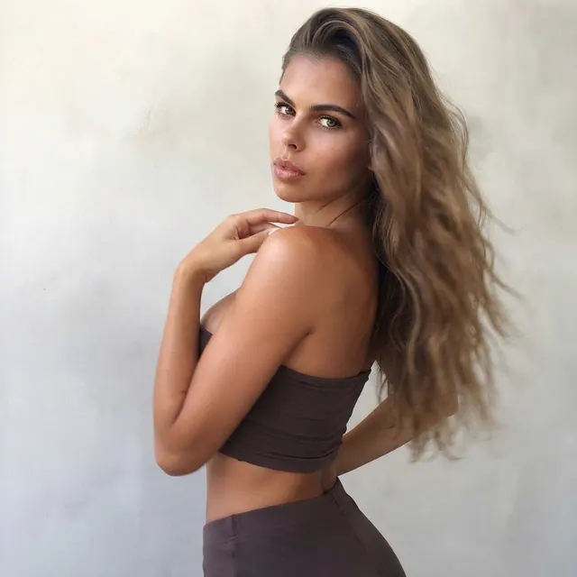 Shoulder to lens